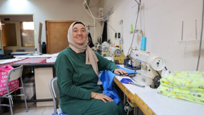 Buca Belediyesi’nin açtığı makine dikiş kursları, kadınların ekonomik özgürlüğünü kazanmalarına