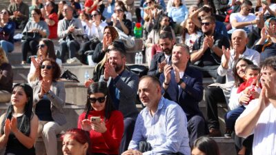 Cumhuriyet coşkusu Buca’da başladı. Minik öğrenciler şiir ve danslarıyla büyük