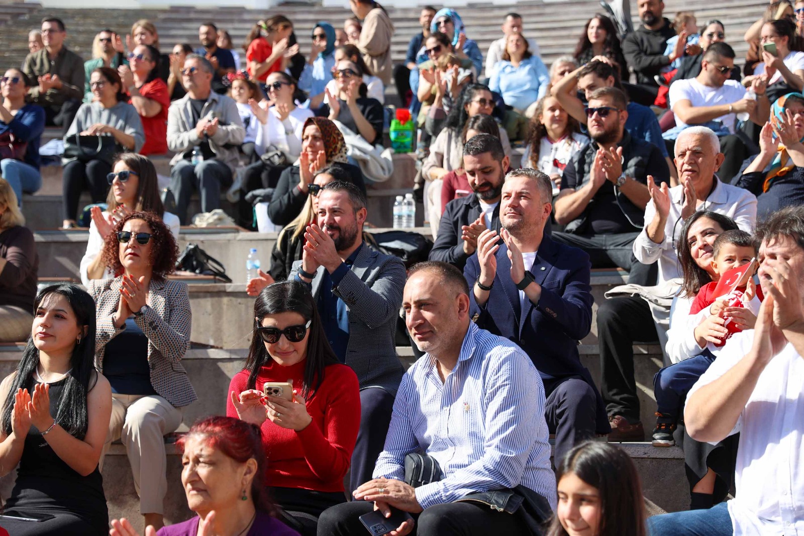 Cumhuriyet coşkusu Buca’da başladı. Minik öğrenciler şiir ve danslarıyla büyük