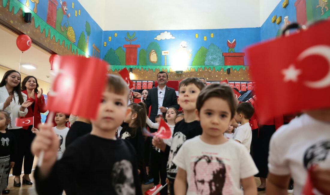 Başkan Bülent Nuri Çavuşoğlu, miniklerle birlikte 29 Ekim Cumhuriyet Bayramı’nı