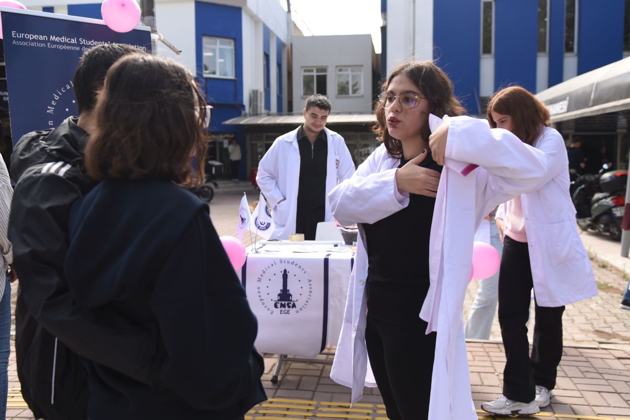 Ege Üniversitesi'nde Meme Kanseri Farkındalık Ayı kapsamında düzenlenen etkinlikte, Prof.