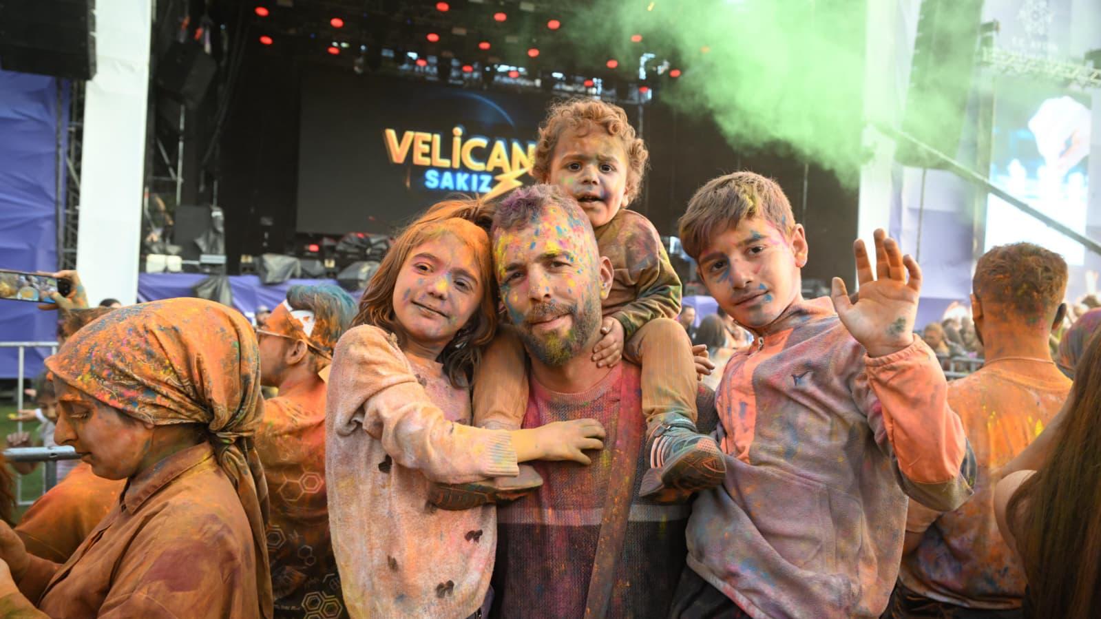 Aydın Büyükşehir Belediyesi’nin düzenlediği Aydınfest’te Ceza ve Madrigal sahne aldı.