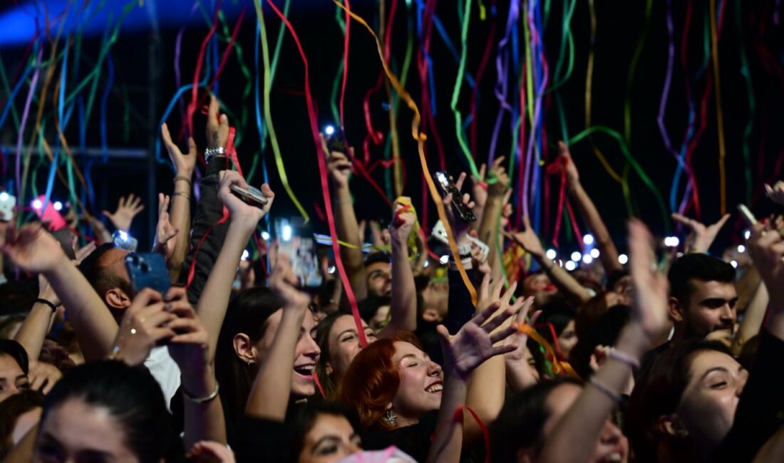 Norm Ender, Emir Can İğrek ve Sena Şener sahnede, Aydınfest’te