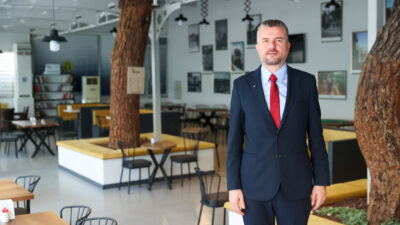 Buca Belediye Başkanı Görkem Duman, 1923 Göksu Kafe’yi kitap kafe