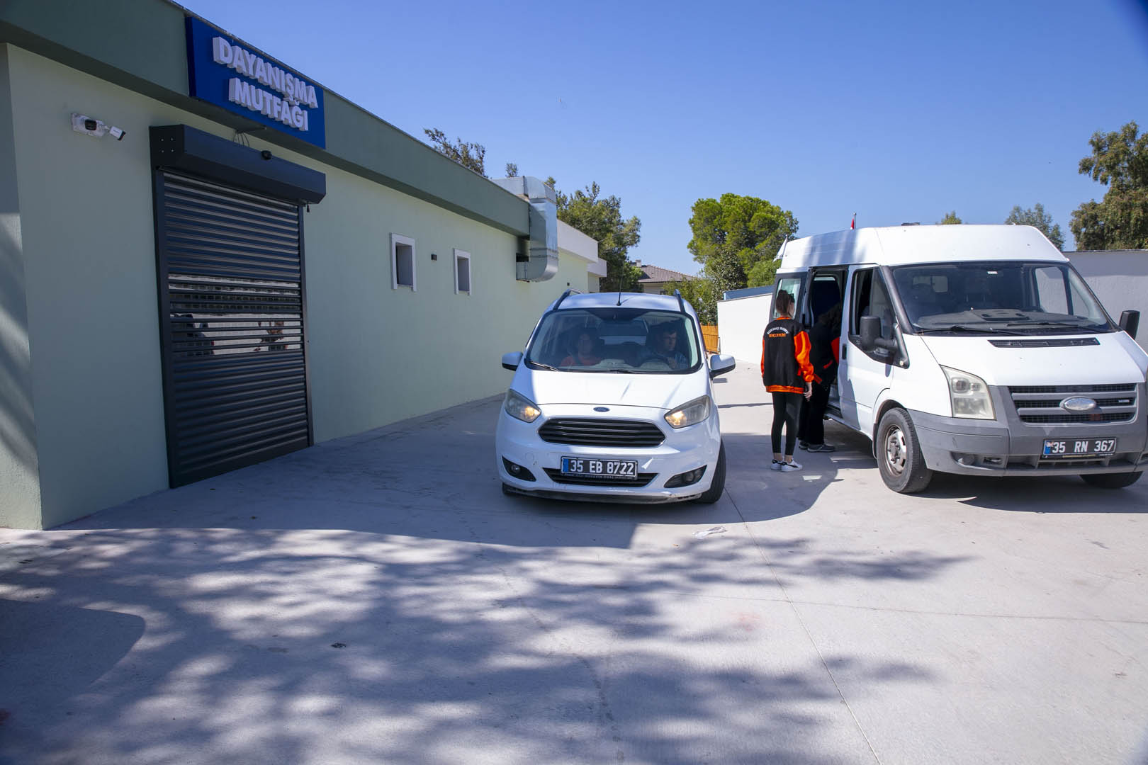 İhtiyaç sahiplerine sıcak yemek desteği sürüyor. Güzelbahçe Belediyesi, Dayanışma Mutfağı’yla