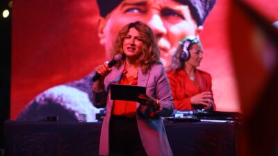 Binlerce Karabağlı, Cumhuriyet’in 102. yılı için ellerinde bayraklarla yürüdü. Başkanvekili