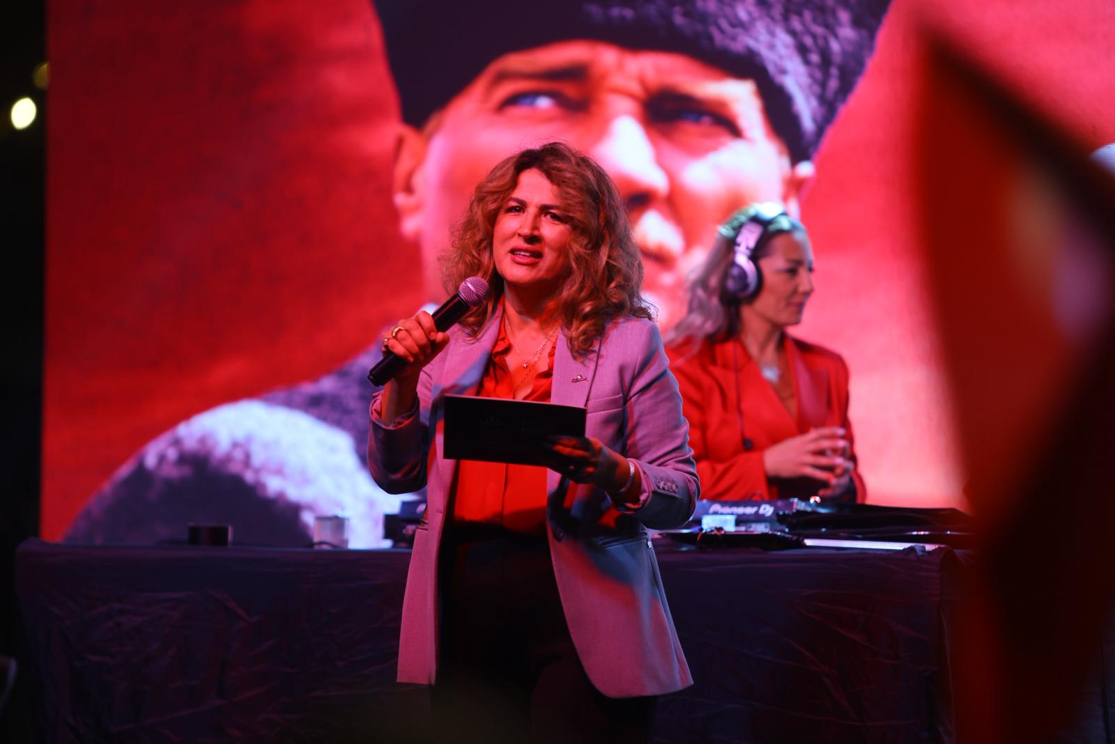 Binlerce Karabağlı, Cumhuriyet’in 102. yılı için ellerinde bayraklarla yürüdü. Başkanvekili