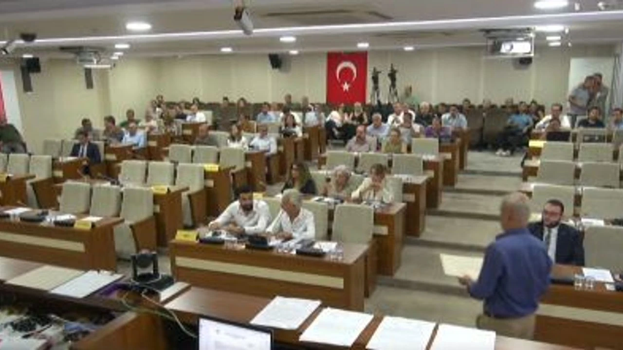 Karabağlar Belediye Meclisi'nin ekim ayı toplantısında, pazarcı esnafının eylemine ve