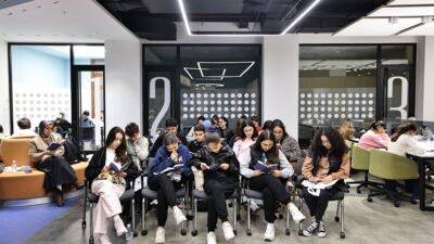 Cumhuriyet Bayramı’nda Denizli’de kitapseverler, sessiz okuma etkinliğiyle Cumhuriyet ruhunu kitaplarla