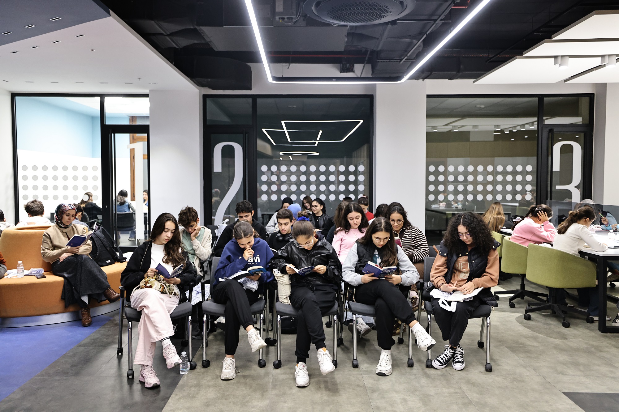 Cumhuriyet Bayramı’nda Denizli’de kitapseverler, sessiz okuma etkinliğiyle Cumhuriyet ruhunu kitaplarla