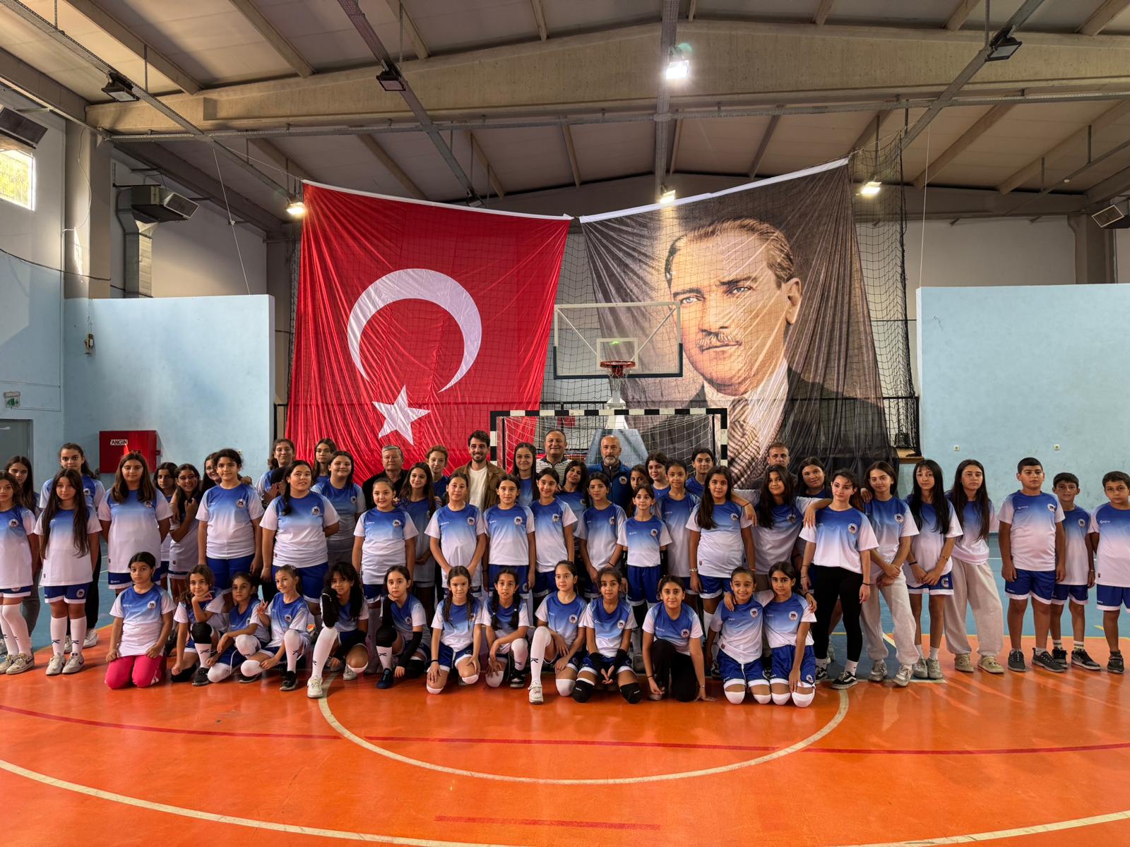 Kemalpaşa Belediyesi, binlerce kursiyere ücretsiz spor eğitimi sunuyor. 1800 spor