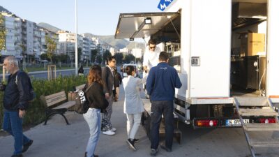 Balçova Belediyesi, soğuk havalarda Balçova Metro Durağı'nda sıcak çorba dağıtımına