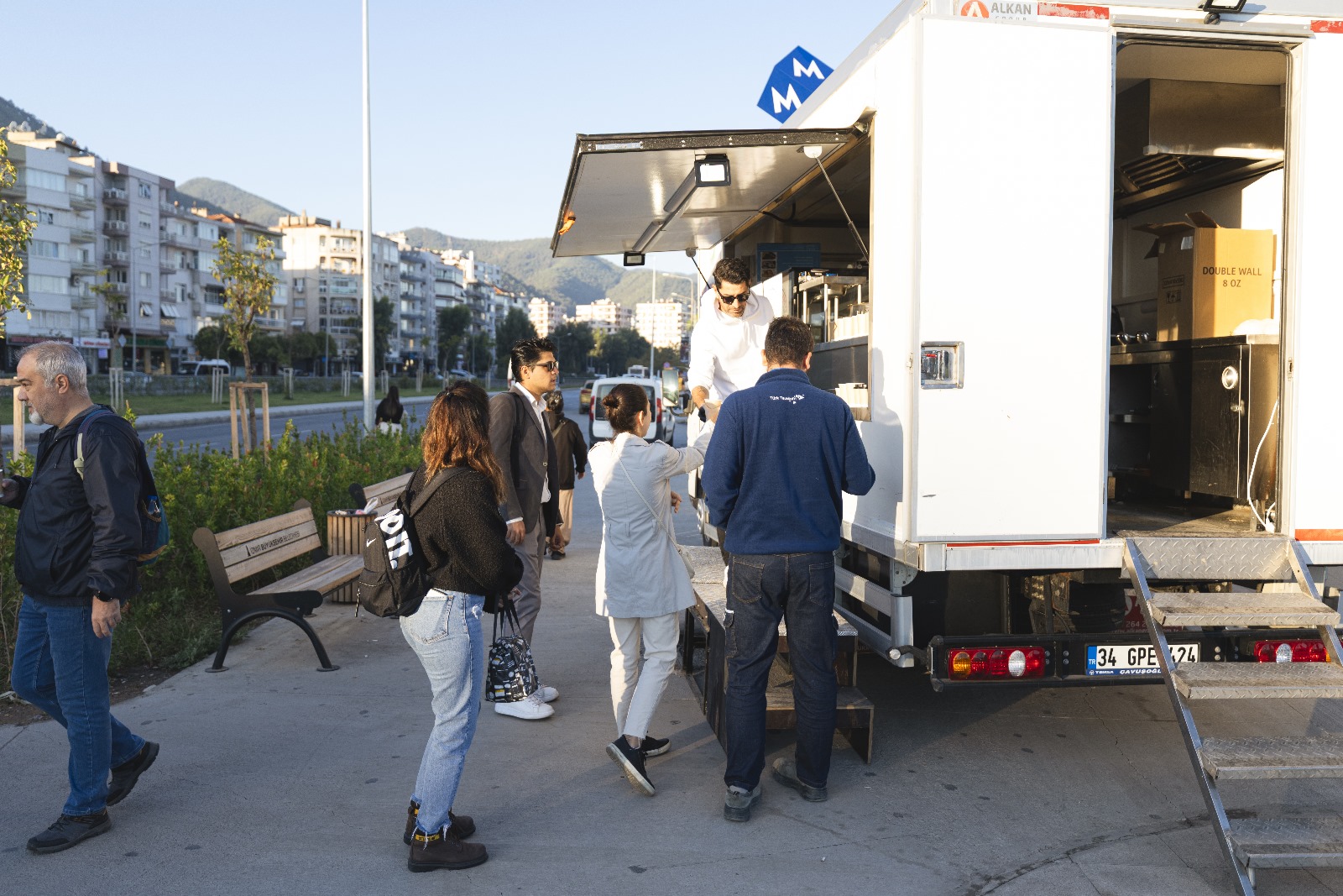 Balçova Belediyesi, soğuk havalarda Balçova Metro Durağı'nda sıcak çorba dağıtımına