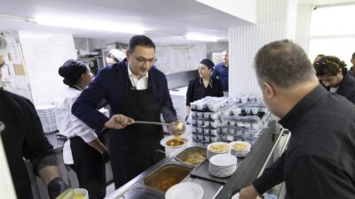 Balçova Belediye Başkanı Onur Yiğit, Kent Lokantası’nı ziyaret ederek vatandaşlarla