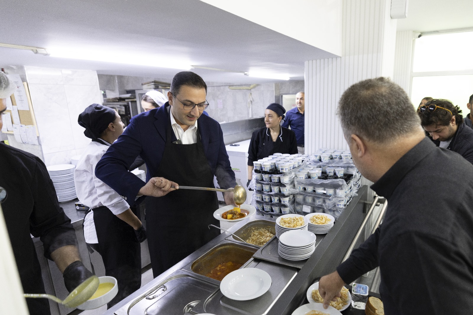 Balçova Belediye Başkanı Onur Yiğit, Kent Lokantası’nı ziyaret ederek vatandaşlarla