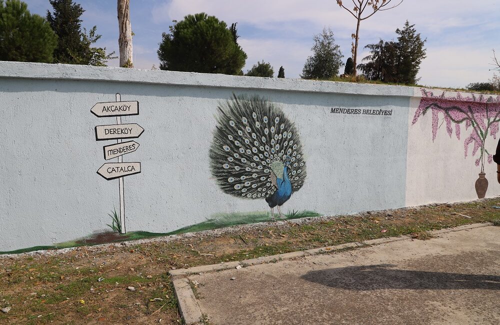 Akçaköy Mahallesi, Menderes Belediyesi’nin sanatsal dokunuşlarıyla açık hava galerisini andırıyor.