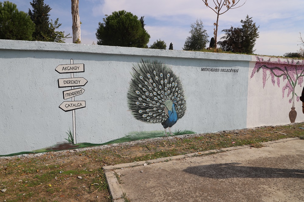 Akçaköy Mahallesi, Menderes Belediyesi’nin sanatsal dokunuşlarıyla açık hava galerisini andırıyor.