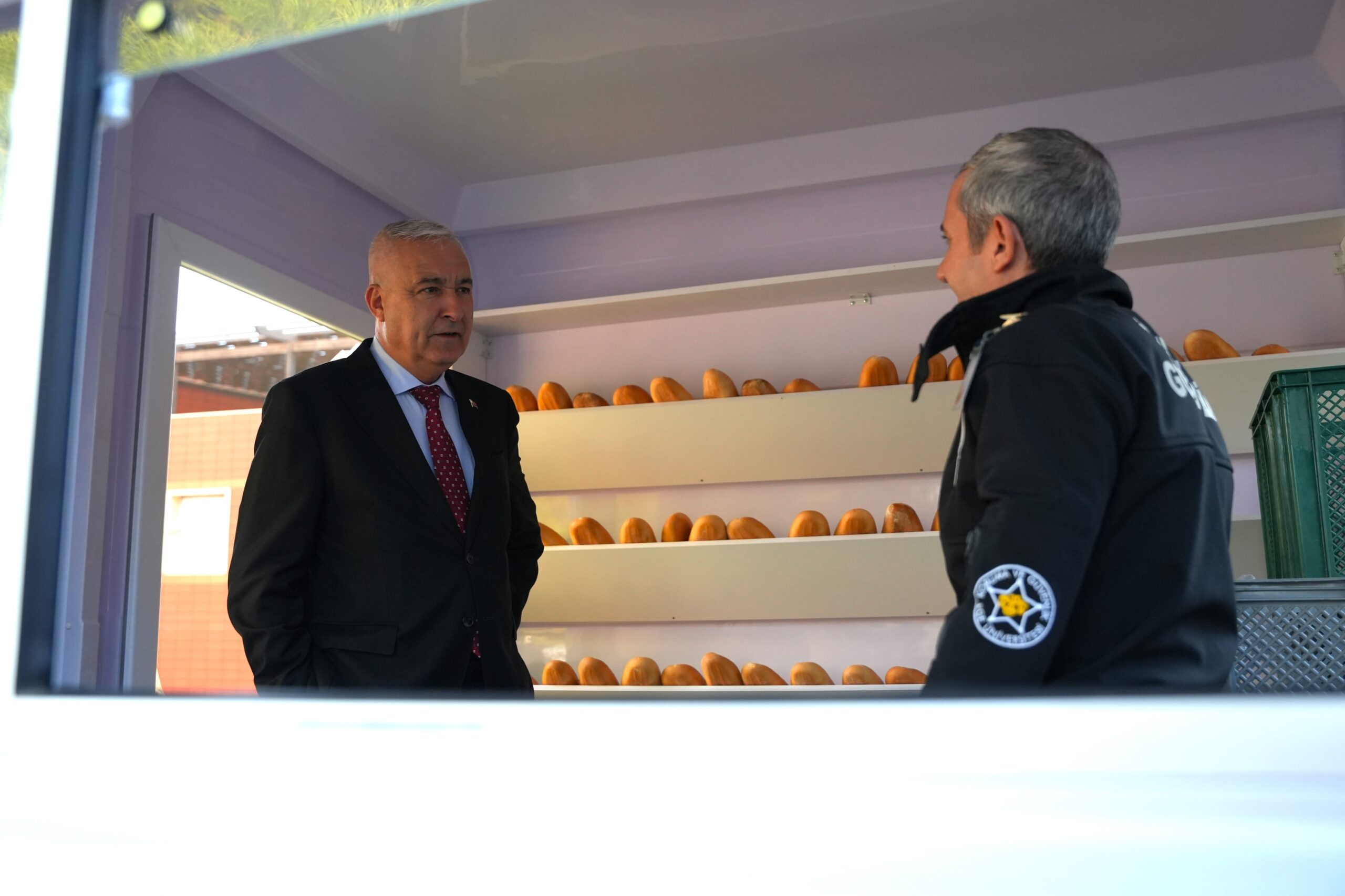 Kemalpaşa Belediyesi'nin İzmir Büyükşehir iş birliğiyle başlattığı Halk Ekmek uygulaması,