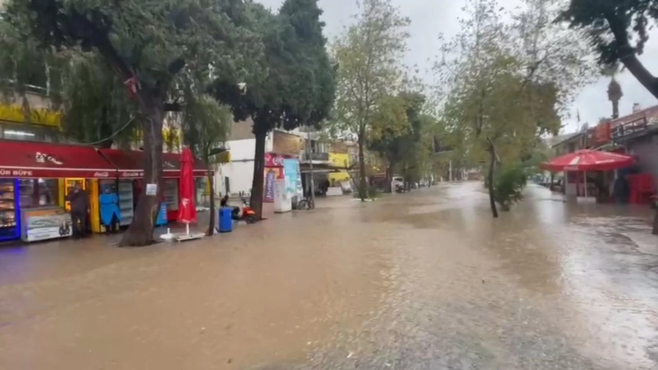 İzmir’de etkili sağanak yağış Foça, Aliağa, Karaburun ve Menemen’de su