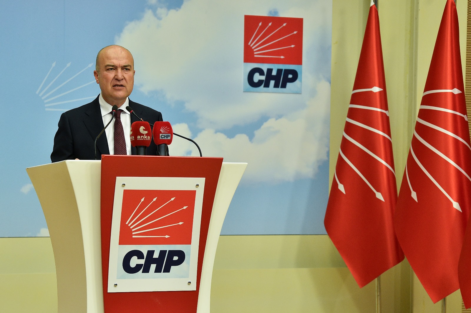 CHP’li Murat Bakan, sanatçılara yapılan sabah operasyonlarını eleştirdi. Bakan, eylemin