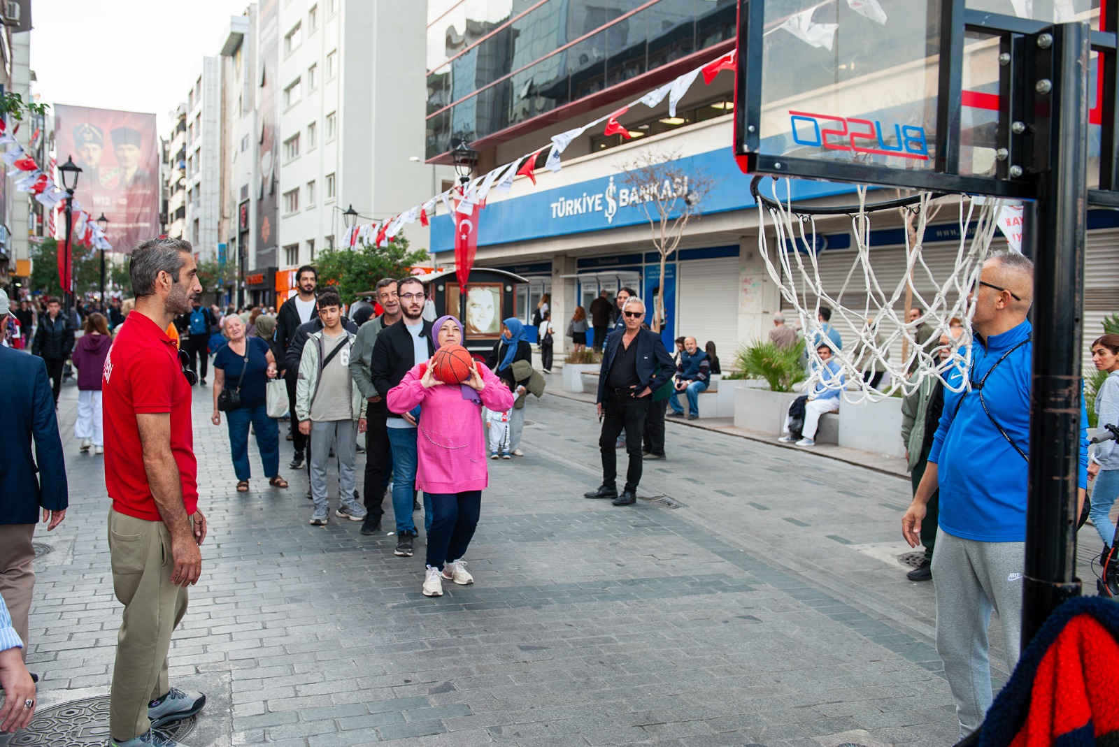 Karşıyaka Çarşısı'nda eğlenceli spor saati! Başkan Yıldız Ünsal, "Sağlıklı, aktif